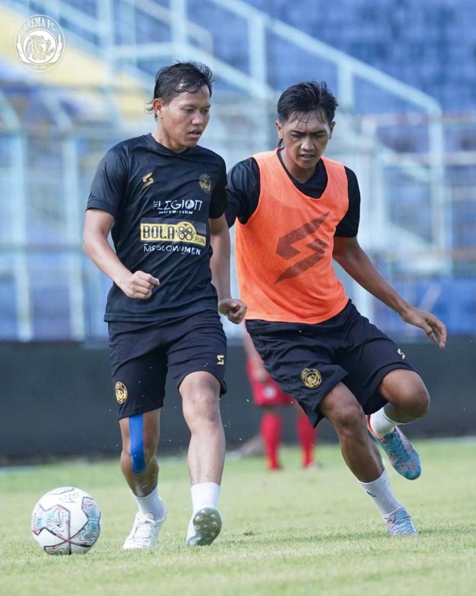 Adam Alis berduel dengan Jayus Hariono saat berlatih di Stadion Kanjuruha. Instagram/aremafcofficial