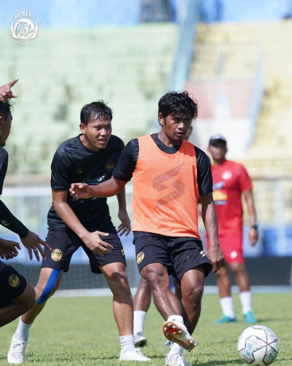 Ilham Udin Armayn bersama Adam Alis saat berlatih di Stadion Kanjuruhan. Instagram/aremafcofficial