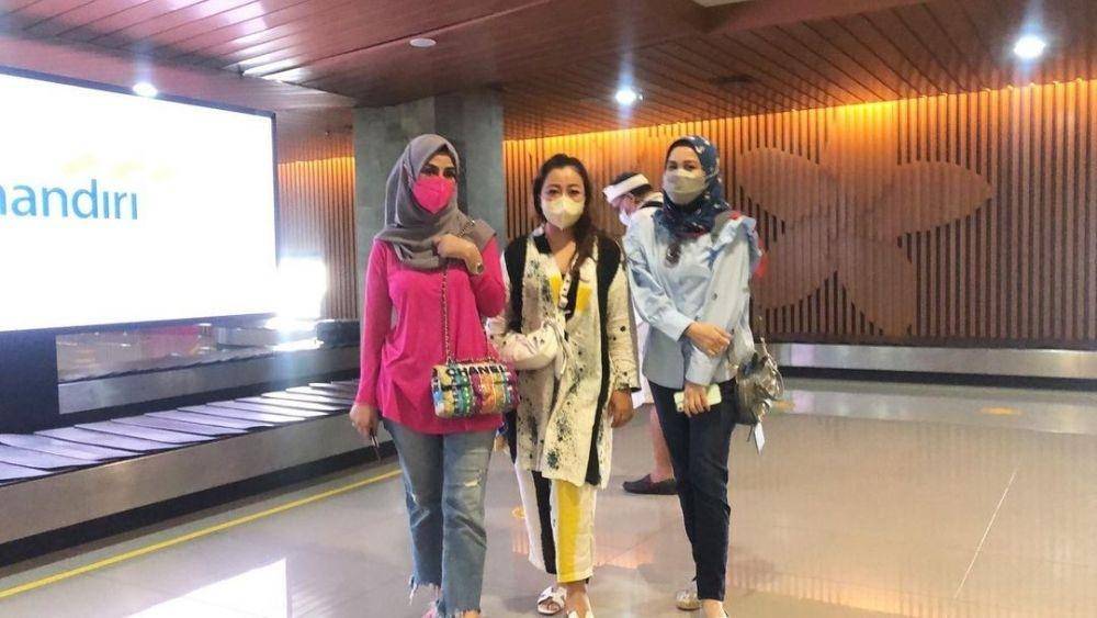 Mimi Bayuh dan keluarga Raffi Ahmad (Instagram.com/amy_r_qanita)