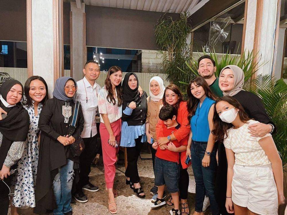 Mimi Bayuh dan keluarga Raffi Ahmad (Instagram.com/amy_r_qanita)