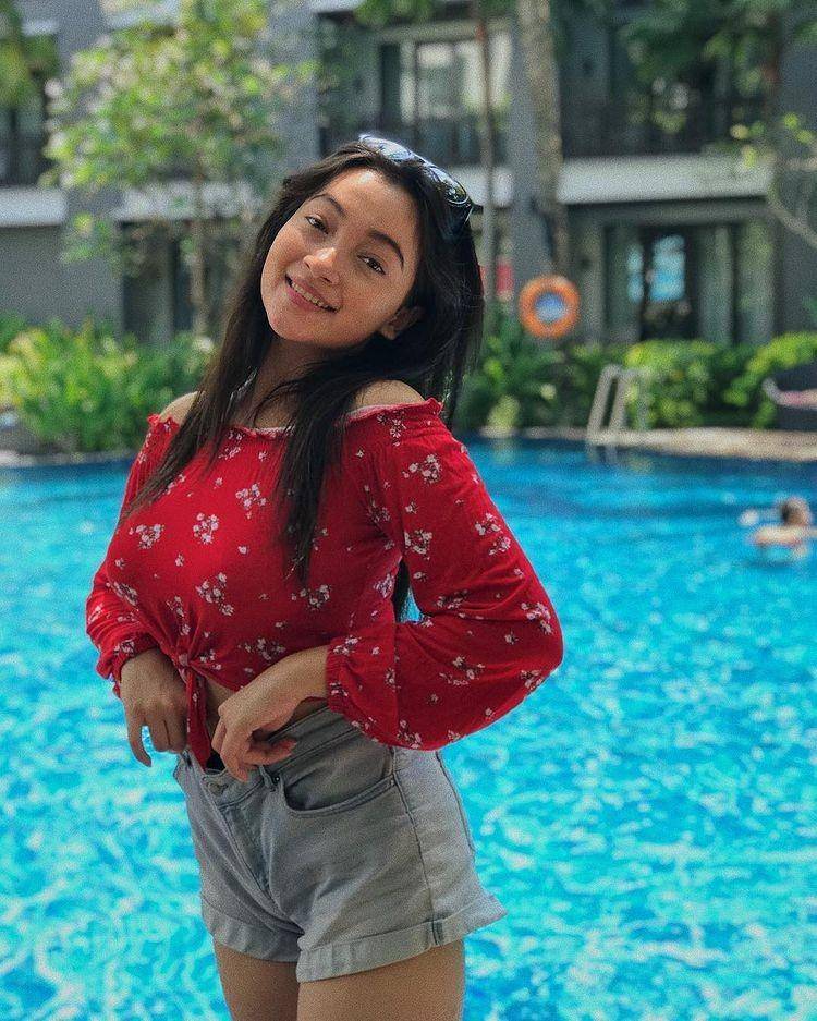 Mix and match jeans ala Megan Domani (instagram.com/megandomani1410)