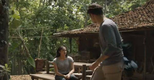 Ayu dan Bima bertengkar tentang masalah benda pemberian Badarawuhi  ( Dok. MD Pictures / KKN di Desa Penari )