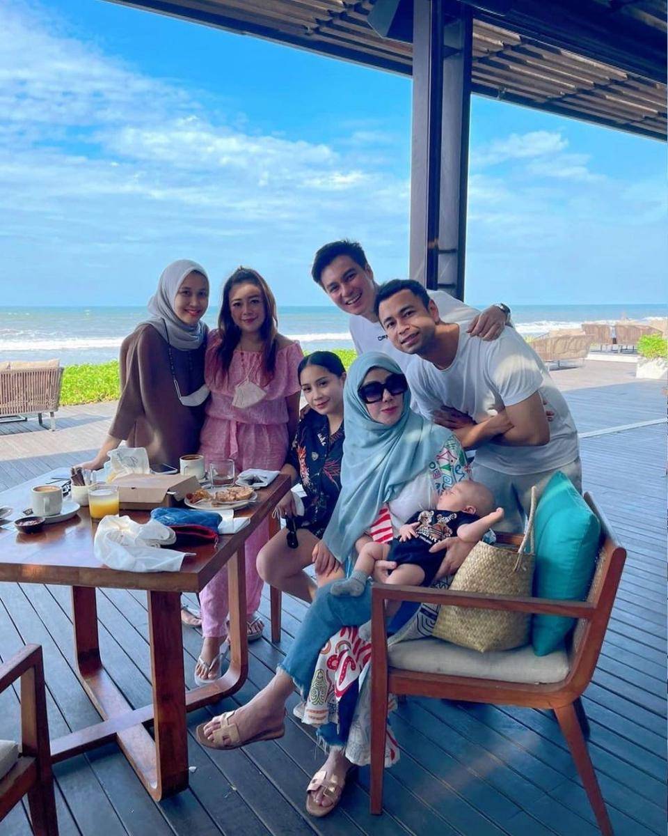 Mimi Bayuh dan keluarga Raffi Ahmad (Instagram.com/amy_r_qanita)