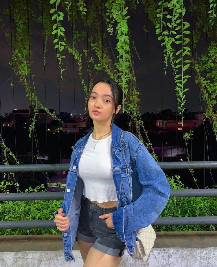 Mix and match jeans ala Megan Domani (instagram.com/megandomani1410)