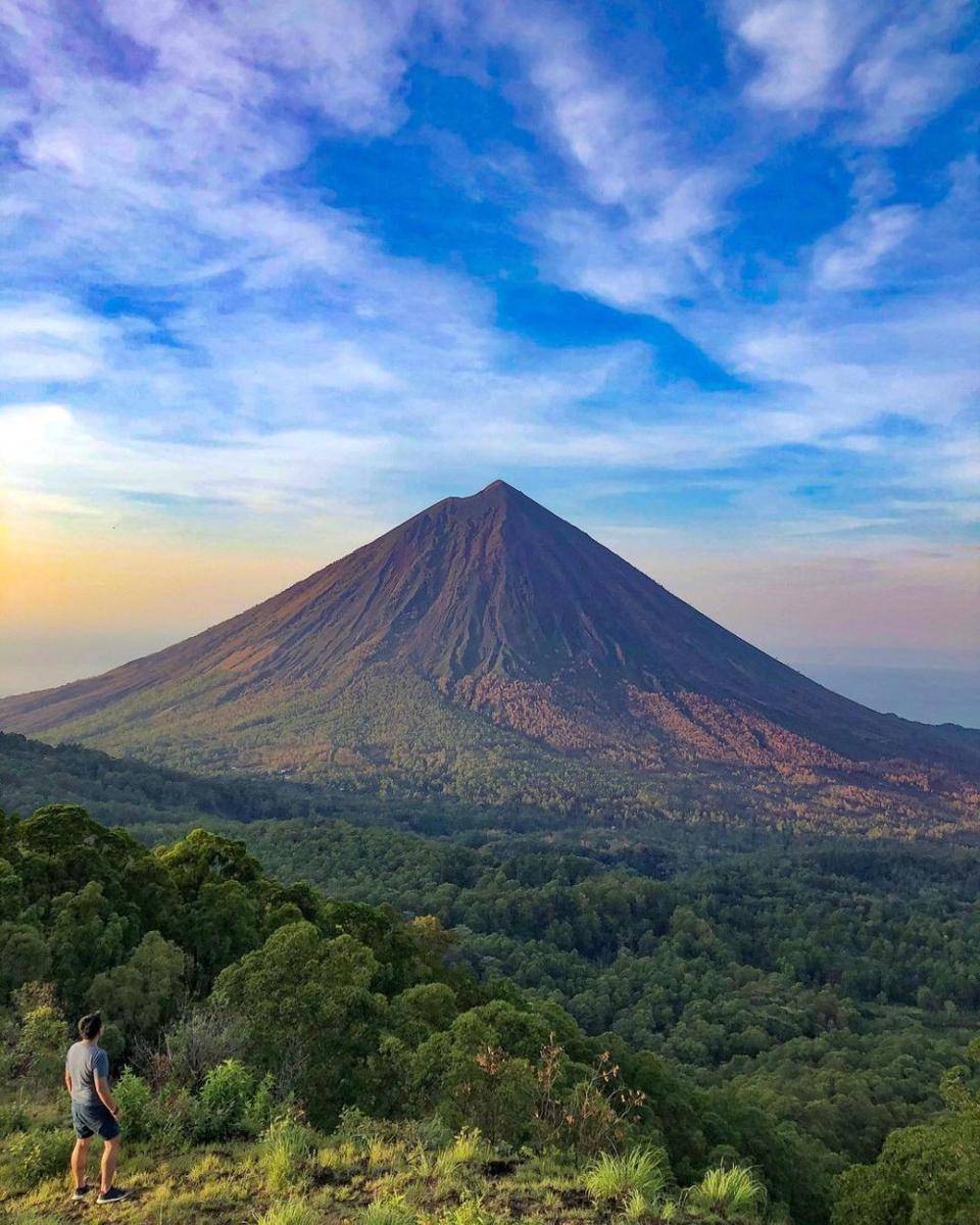 Gunung Inerie (instagram.com/ramenow)