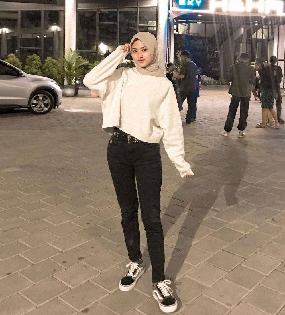 OOTD hijab jeans hitam (instagram.com/adelladeladela)