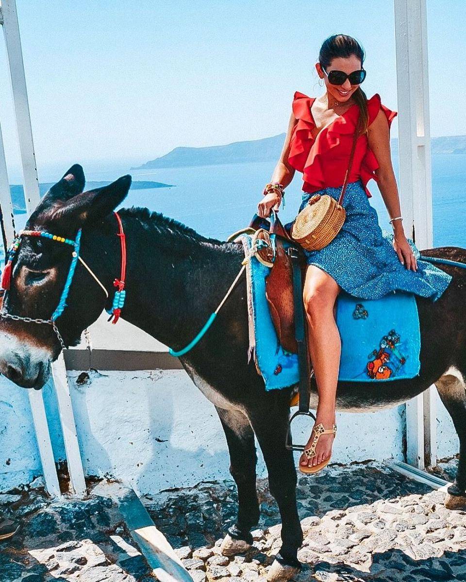 naik keledai di Santorini Yunani (instagram.com/adrianbaias)