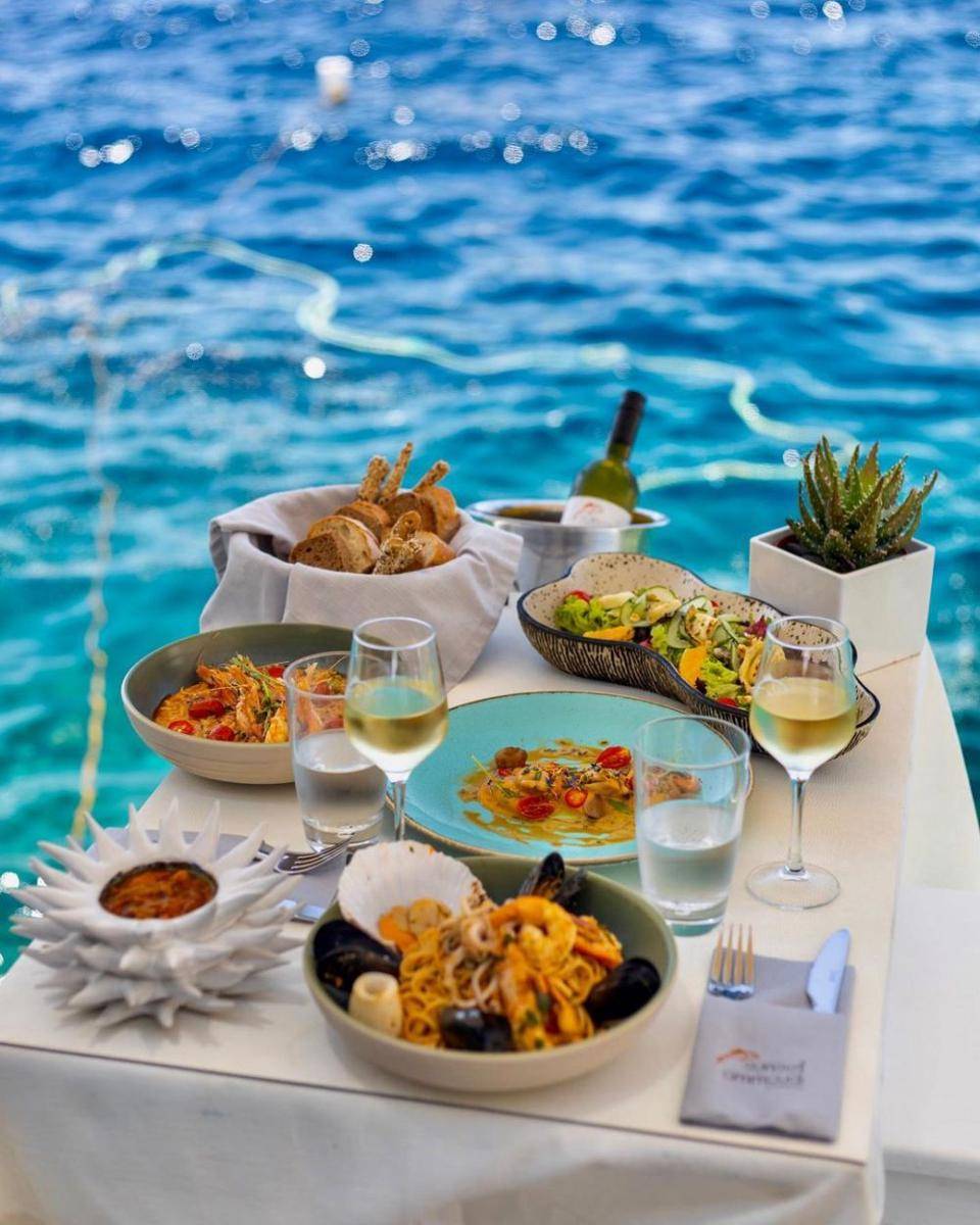 kuliner seafood dan wine di Santorini Yunani (instagram.com/adrianbaias)