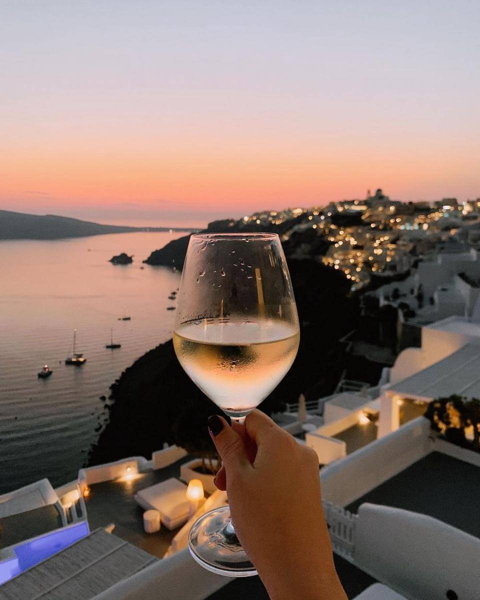 wine khas Santorini Yunani (instagram.com/traveling_newlyweds)