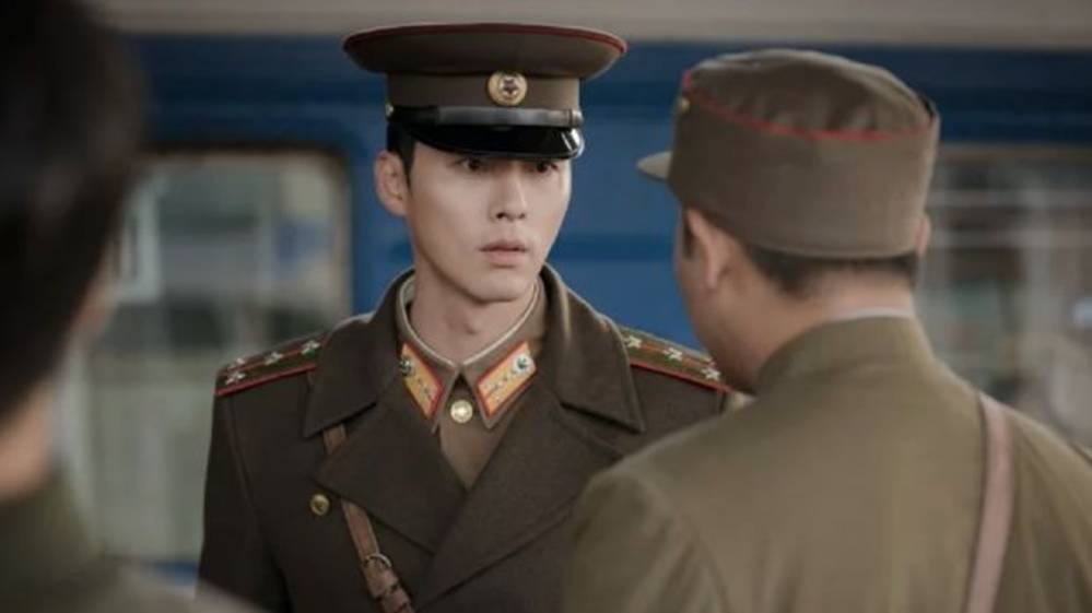 Hyun Bin di drama Crash Landing On You (dok. tvN/Crash Landing On You)