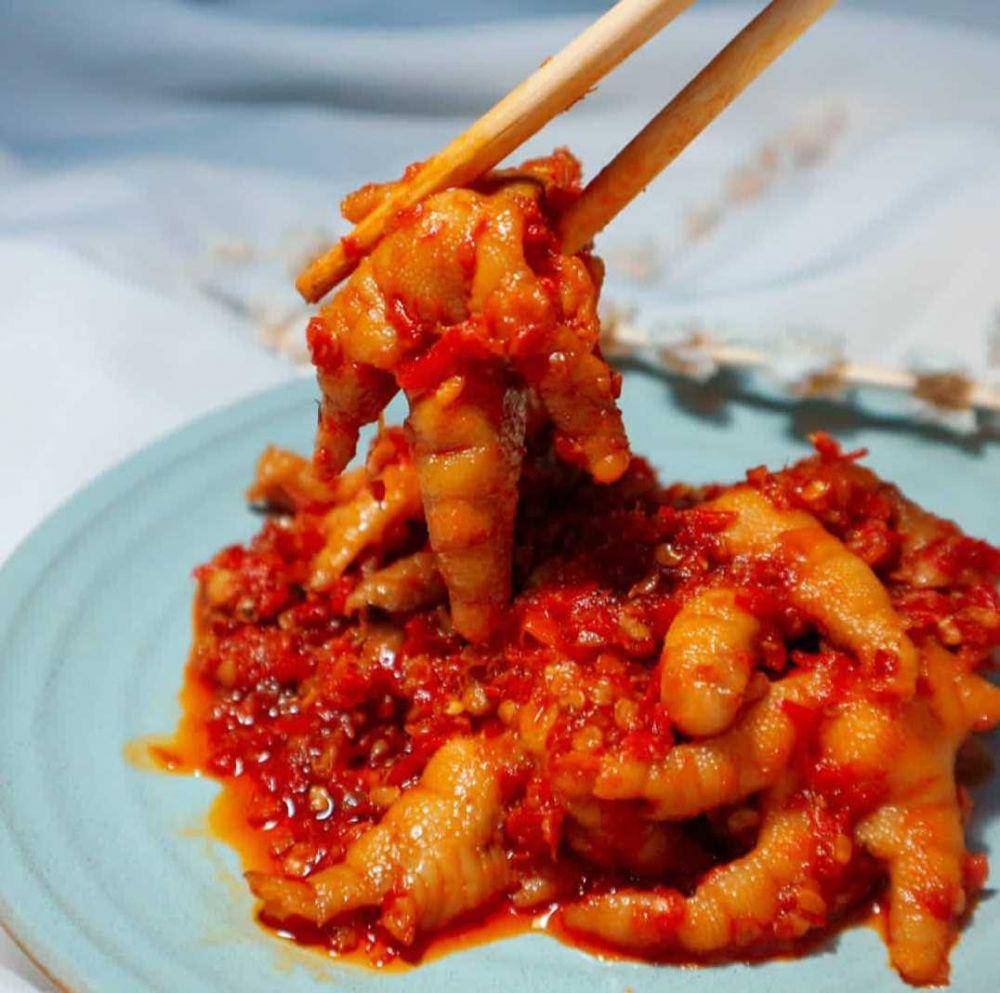 Sambal ceker (instagram.com/momonaloaspicy)