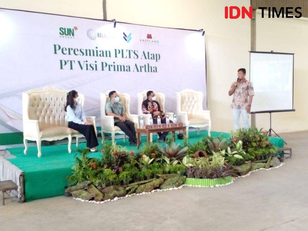PT Visi Prima Artha resmi mengoperasikan PLTS Atap berkapasitas 544,18 kWp kerja sama dengan SUN Energy, Kamis (18/5/2022). (IDN Times/Martin L Tobing).