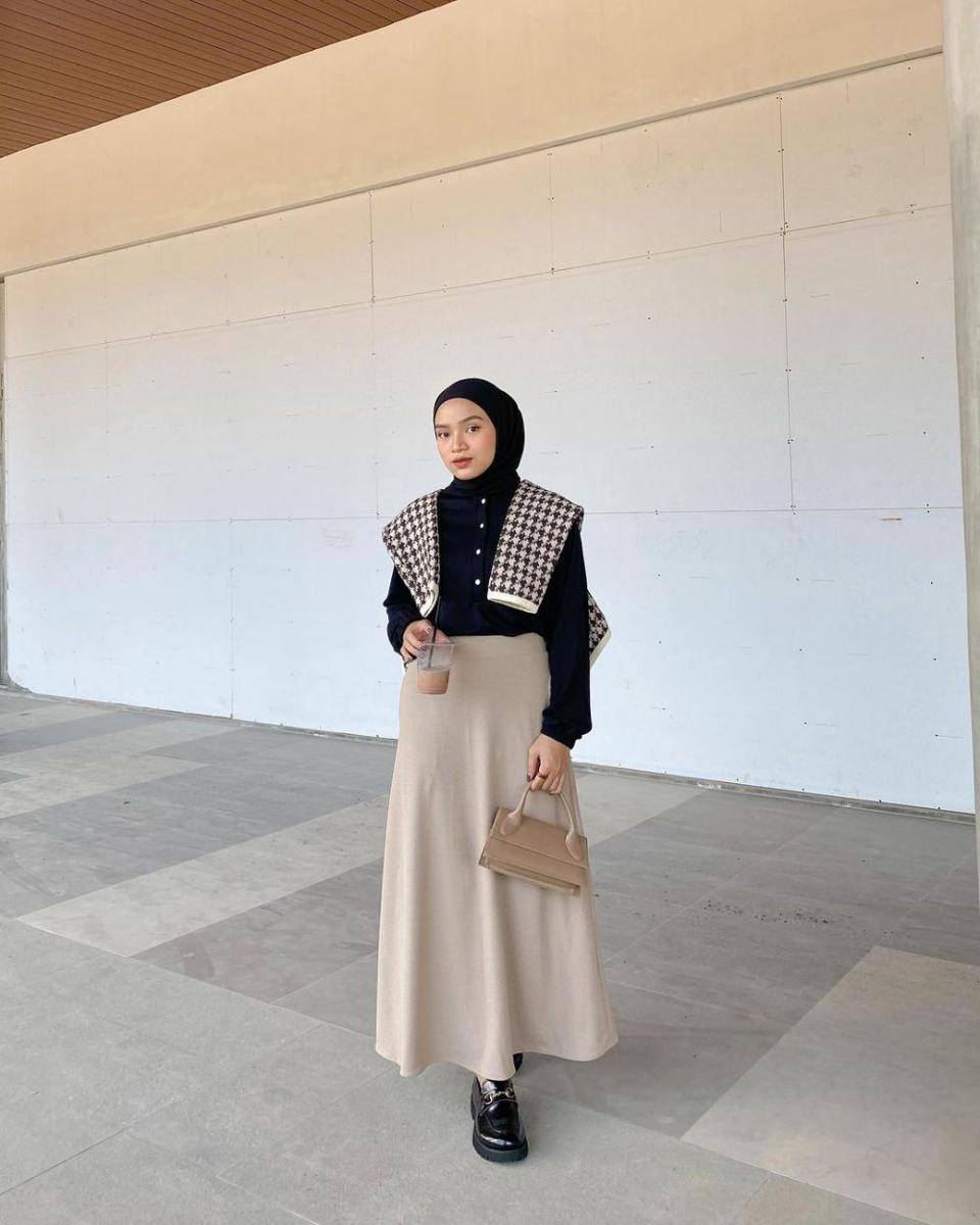 padu padan rok untuk referensi OOTD hijab (instagram.com/fiaa.al)