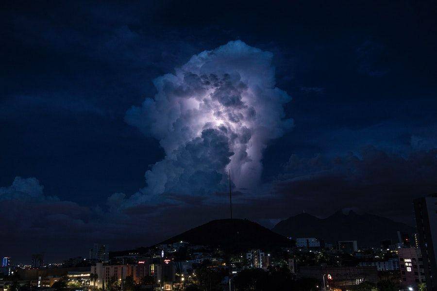 ilustrasi awan cumulonimbus di malam hari (Pexels.com/Andrea Hinojosa)