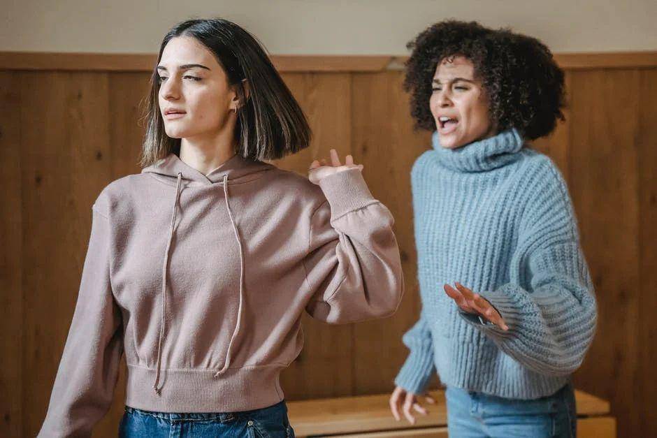 ilustrasi dua orang perempuan sedang berdebat (pexels.com/LizaSummer)