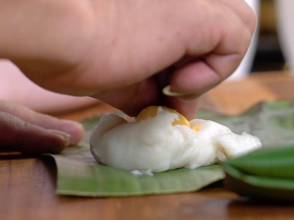 Ilustrasi membungkus kue nagasari dengan daun pisang (youtube.com/Gallery Rasa Channel)