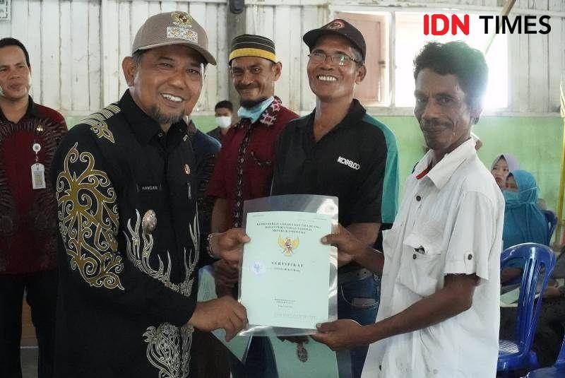 Plt. Bupati PPU, Hamdam menyerahkan secara simbolis sertifikat tanah warga Sotek program PTSL (IDN Times/Ervan)