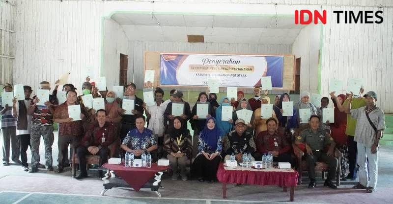 50 warga Sotek penerima sertifikat PTSL pose bersama dengan Plt Bupati Hamdam dan pejabat BPN serta kelurahan Sotek (IDN Times/Ervan)