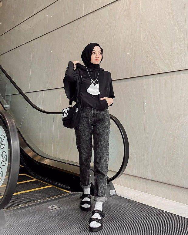 OOTD hijab black jeans (instagram.com/meiraniap)