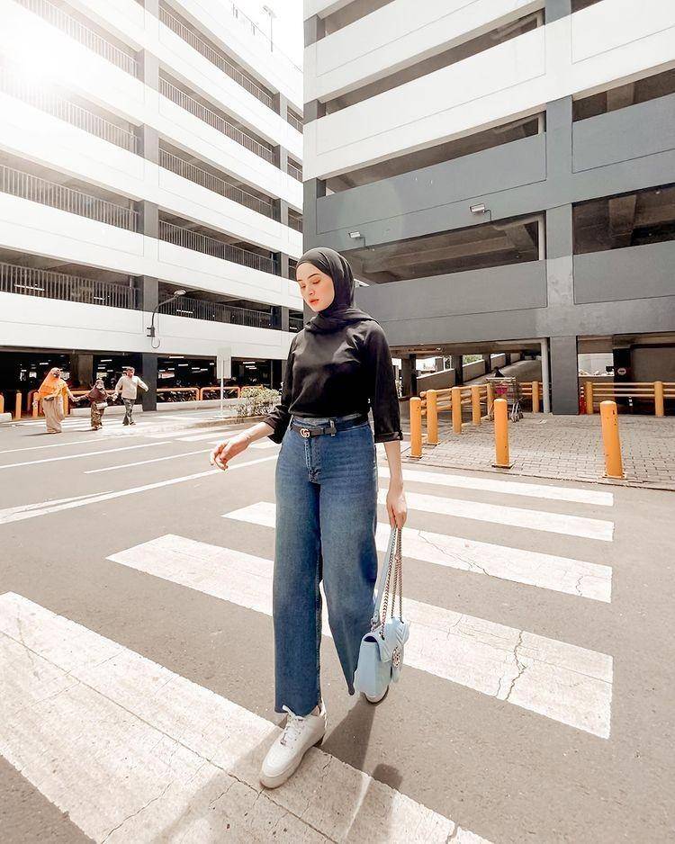 OOTD hijab casual ala Sabrina Sosiawan (instagram.com/sabrinasosiawan)