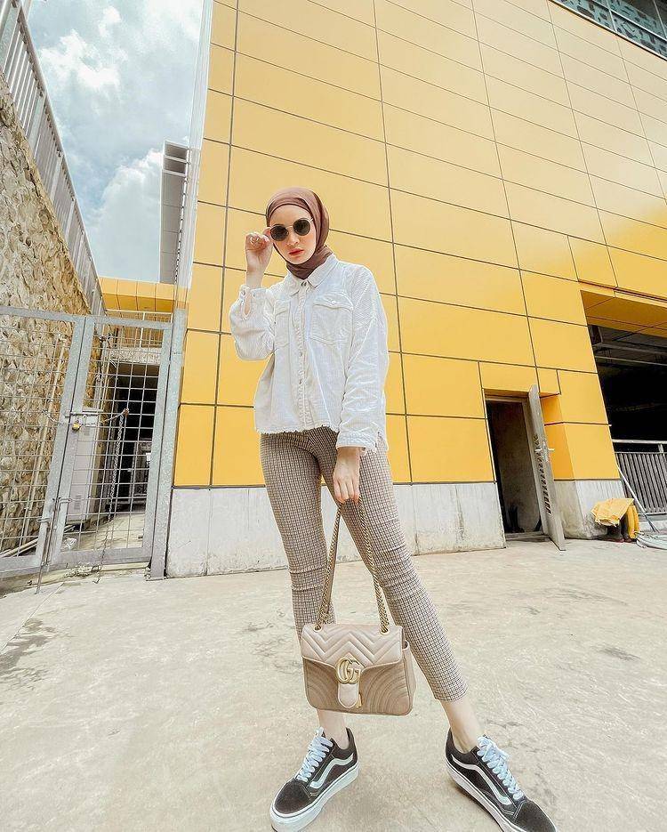 OOTD hijab casual ala Sabrina Sosiawan (instagram.com/sabrinasosiawan)
