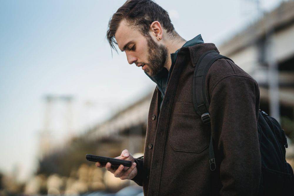Ilustrasi melihat handphone (pexels.com/mary taylor)