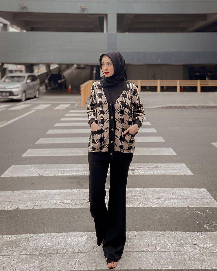 OOTD hijab casual ala Sabrina Sosiawan (instagram.com/sabrinasosiawan)