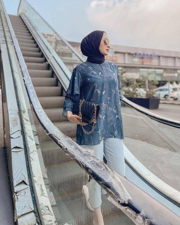 OOTD hijab casual ala Sabrina Sosiawan (instagram.com/sabrinasosiawan)