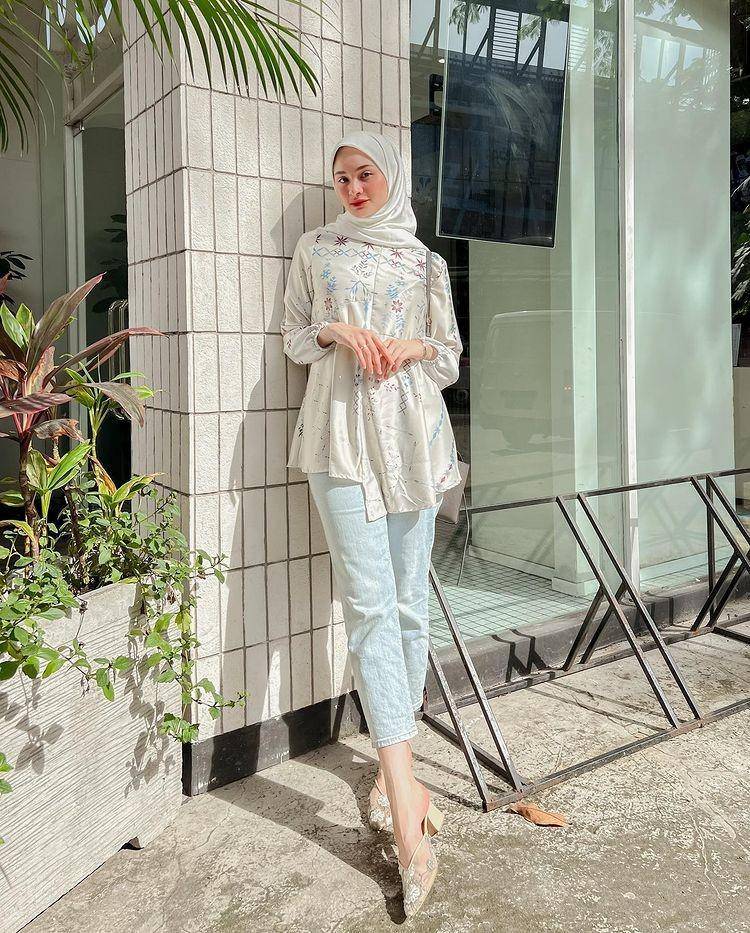 OOTD hijab casual ala Sabrina Sosiawan (instagram.com/sabrinasosiawan)