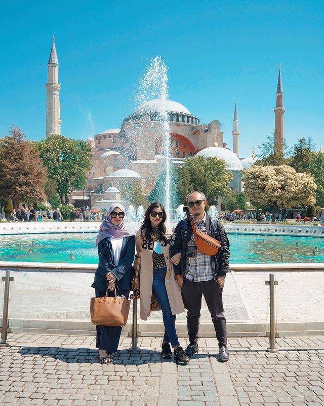 Potret Nisya, suami dan mama Amy di Turki (instagram.com/arosadi)