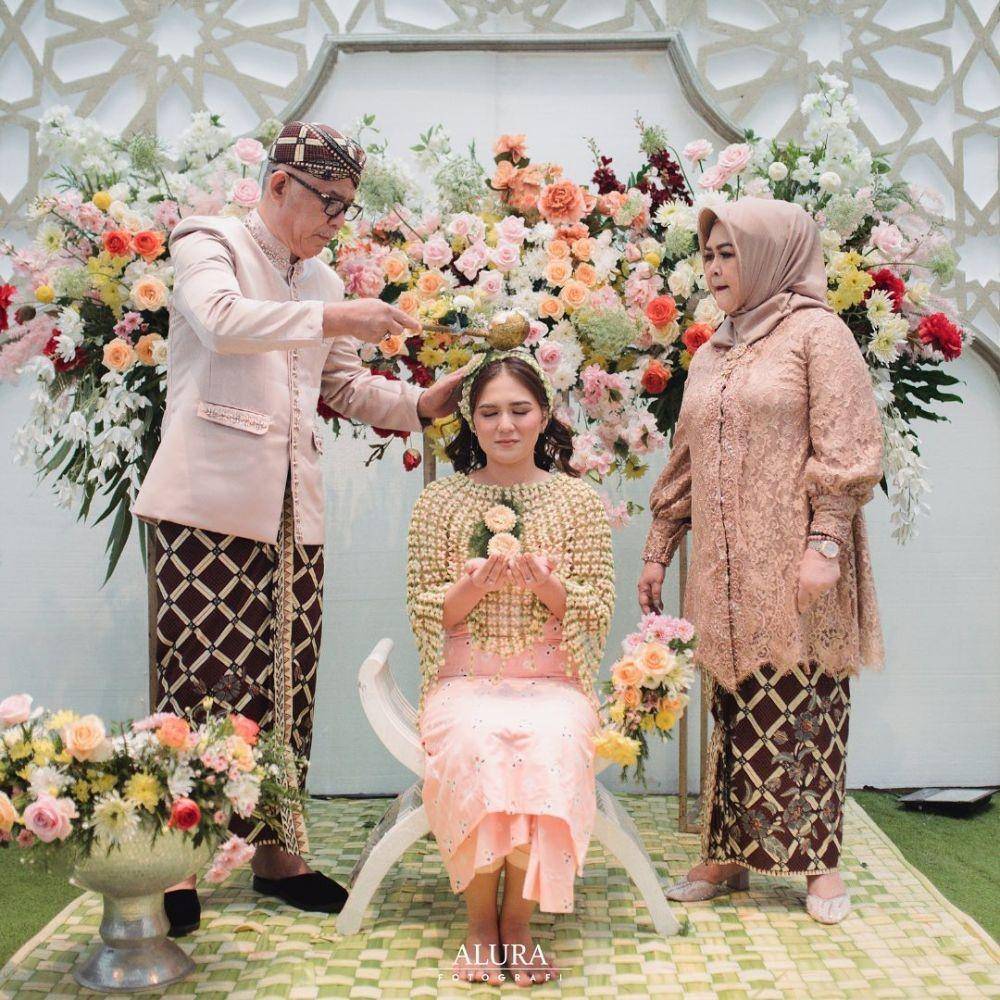Pengajian dan siraman Masayu Clara. (Alura Fotografi via Instagram.com/masayuclara)