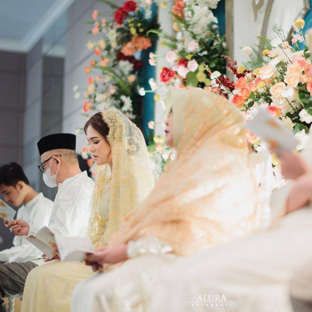 Pengajian dan siraman Masayu Clara. (Alura Fotografi via Instagram.com/malinoweddingplanner)