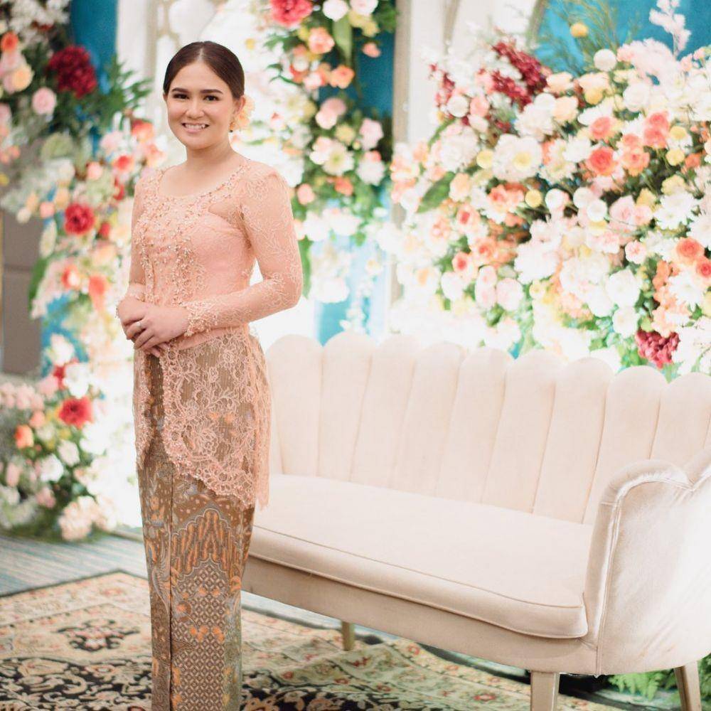 Pengajian dan siraman Masayu Clara. (Alura Fotografi via Instagram.com/malinoweddingplanner)