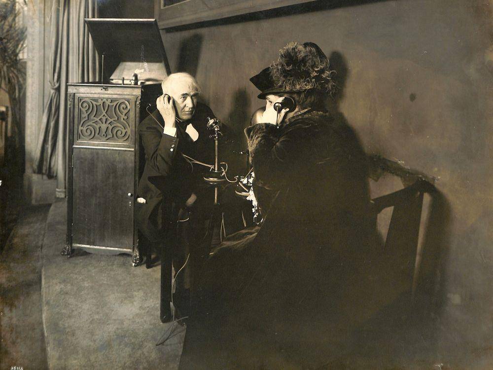 Thomas Edison dan Mina Edison di AT and T, Palace of Liberal Arts, tempat pameran di San Francisco, saling menelepon ke Diamond Disc Phonograph di West Orange. (dok. U.S. National Park Service)