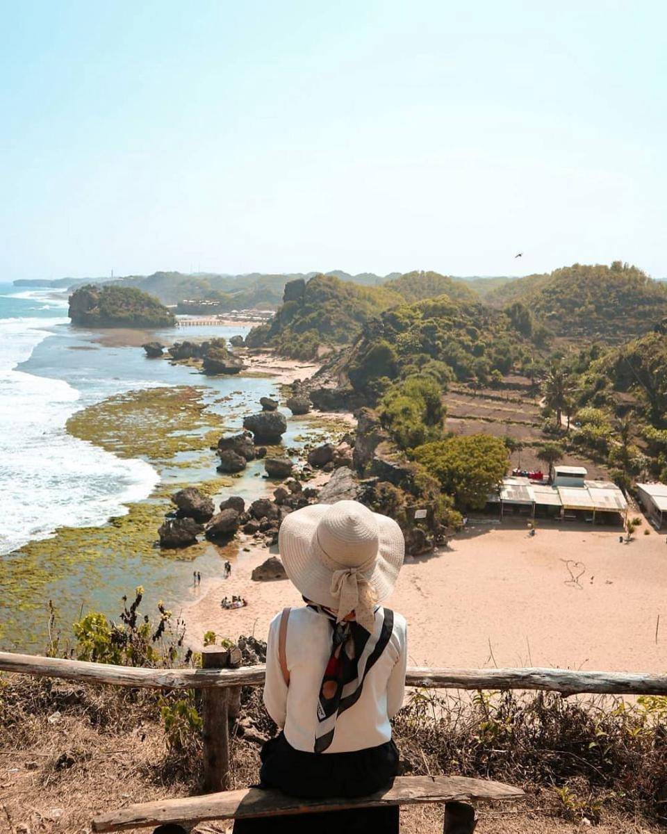 Pantai Ngrumput (instagram.com/dewi_rhmd)