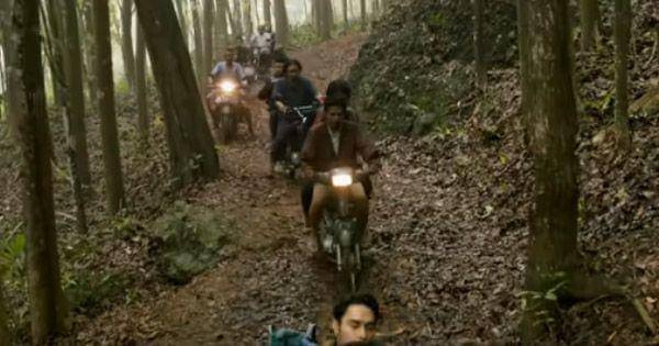 Adegan Nur dan Widya mendengar suara gamelan saat memasuki desa ( Dok. MD Pictures / KKN di Desa Penari )