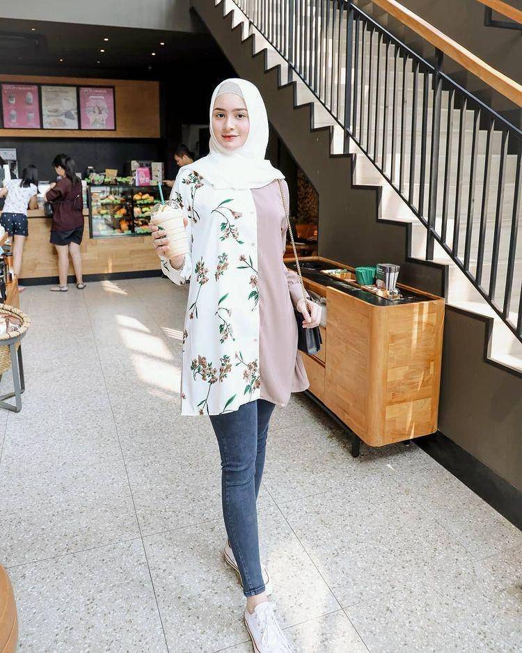 OOTD hijab casual ala Sabrina Sosiawan (instagram.com/sabrinasosiawan)