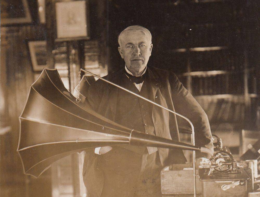 potret Thomas Edison dengan fonograf silinder (dok. U.S. National Park Service/George Grantham Bain)