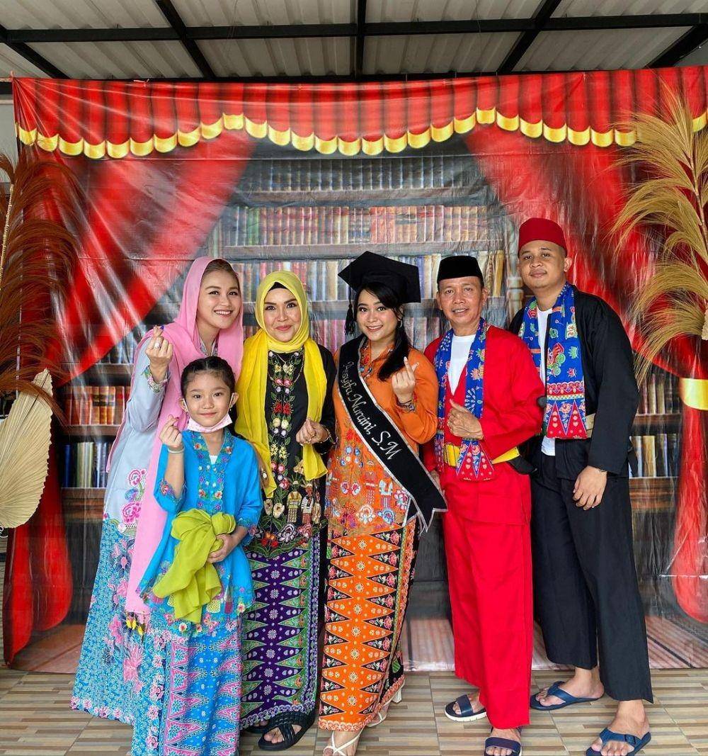 Kebaya Ayu Ting Ting dan Syifa (instagram.com/ayutingting92)