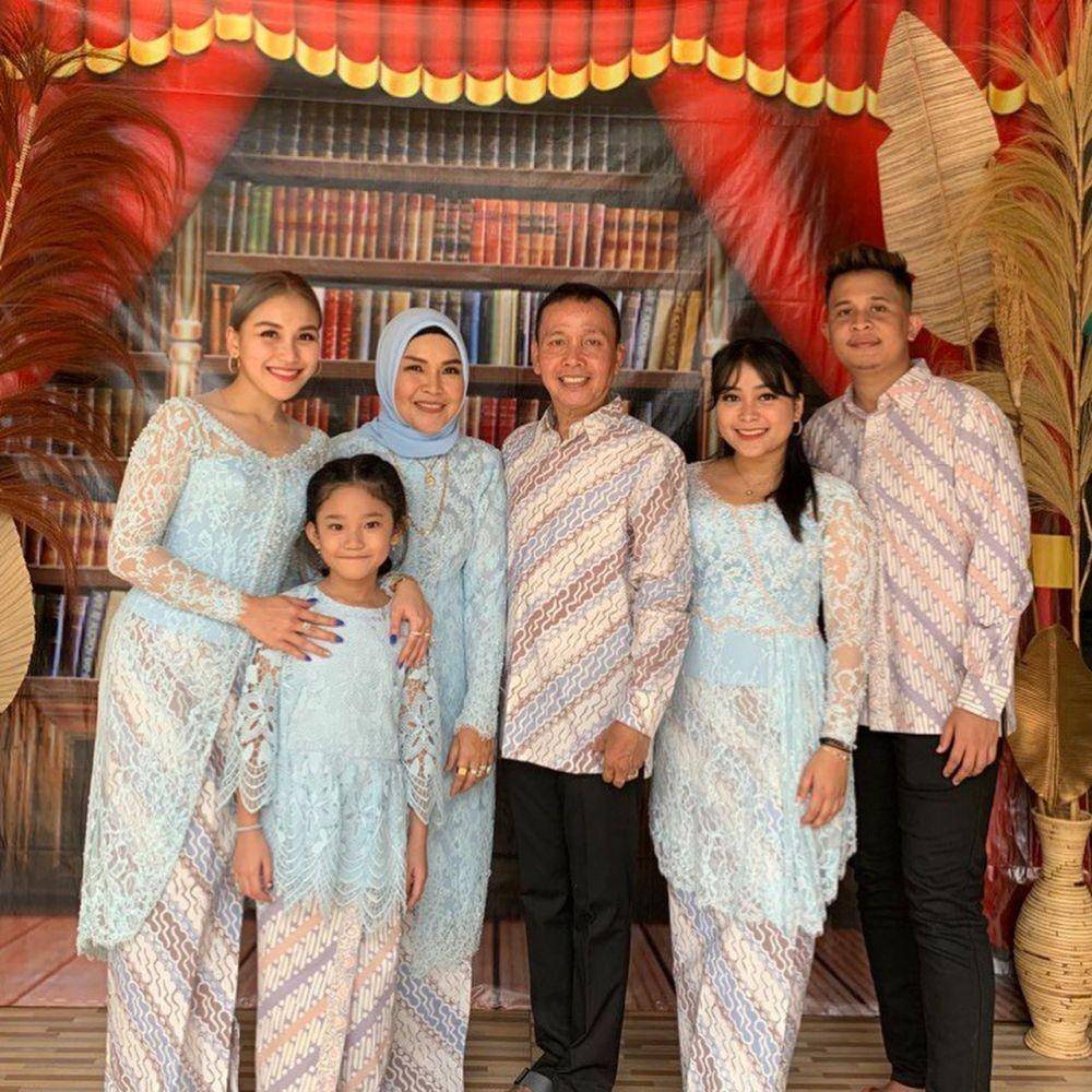 Kebaya Ayu Ting Ting dan Syifa (instagram.com/ayutingting92)