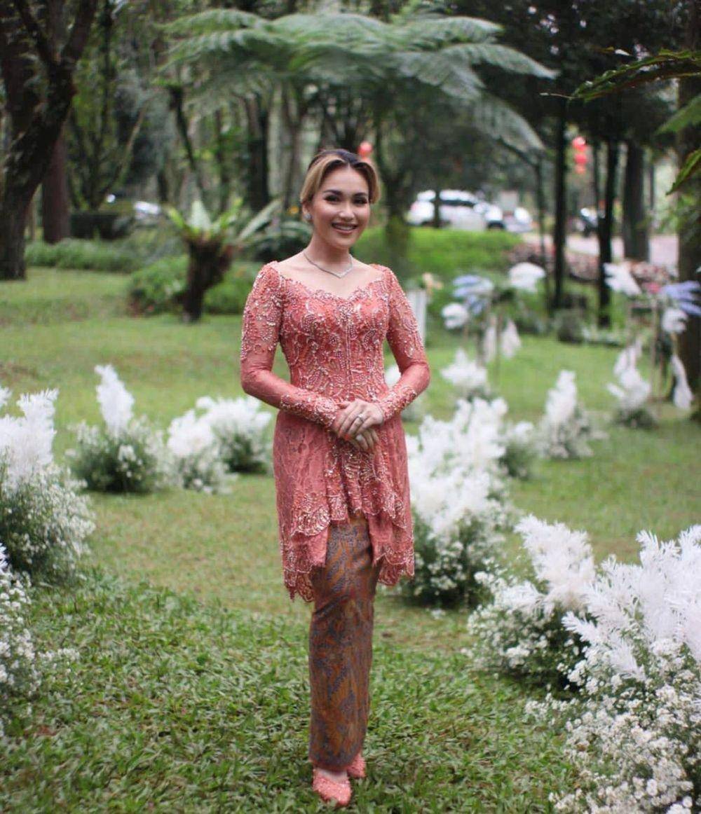 Kebaya Ayu Ting Ting dan Syifa (instagram.com/ayutingting92)