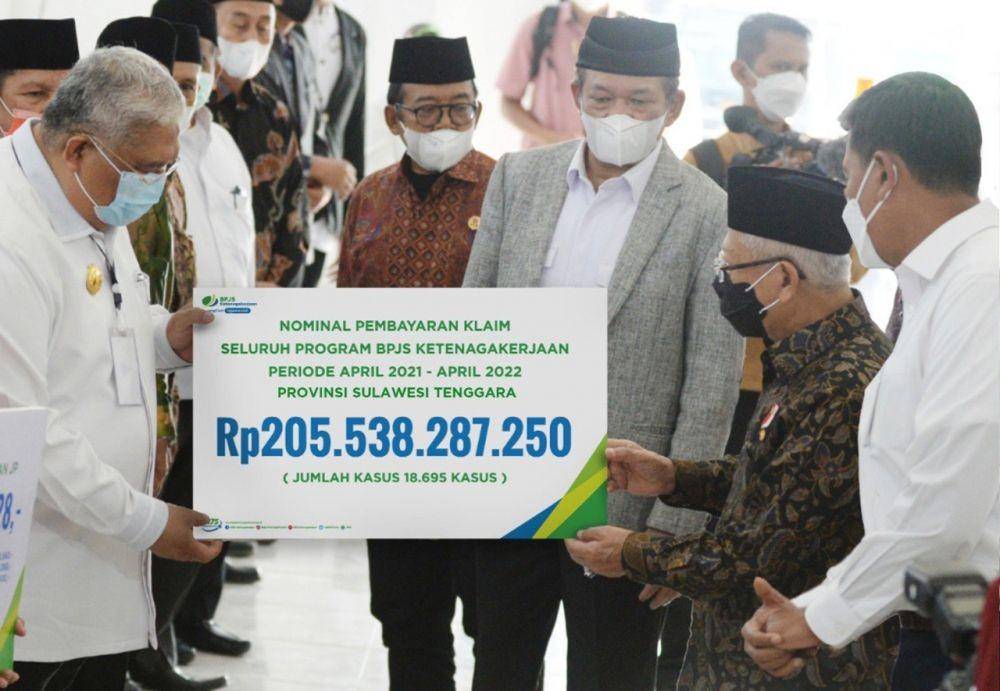 Wakil Presiden Ma'ruf Amin menyerahkan santunan kematian dan manfaat beasiswa pendidikan sebesar Rp1,26 miliar kepada lima ahli waris atau keluarga peserta BPJS Ketenagakerjaan (BPJamsostek) yang meninggal akibat kecelakaan kerja di Panti Sosial Meohai Kendari, Kamis (19/5). (Dok. BPJamsostek)