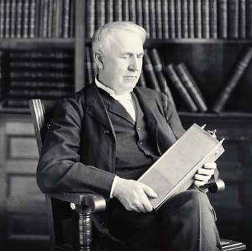 potret Thomas Alva Edison dengan baterai besi nikelnya pada tahun 1910 (nickel-iron-battery.com)