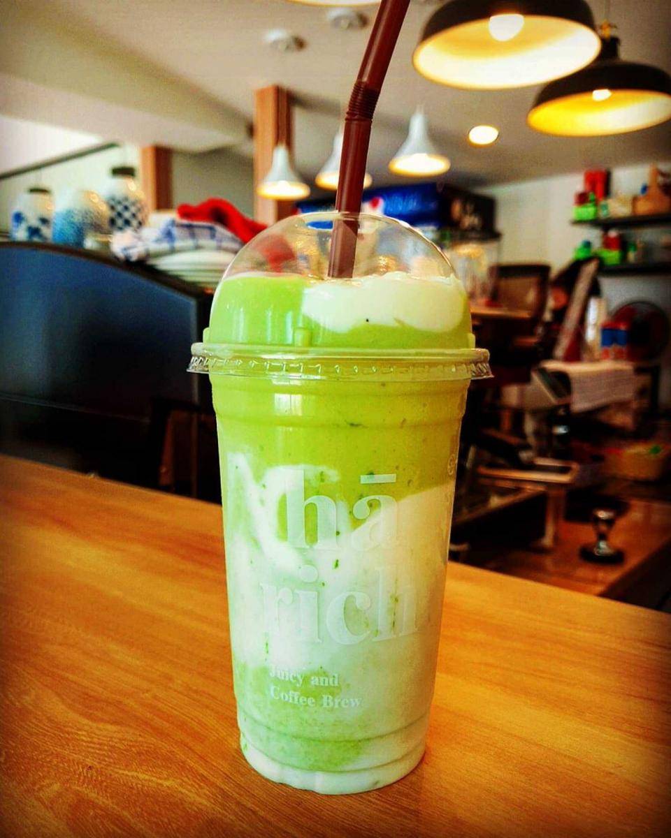 Avocado yogurt smoothies (instagram.com/tastyfood_kikoapple)