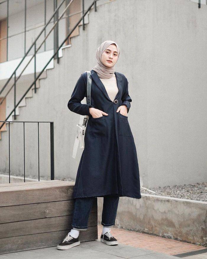 OOTD hijab black jeans (instagram.com/helminursifah)