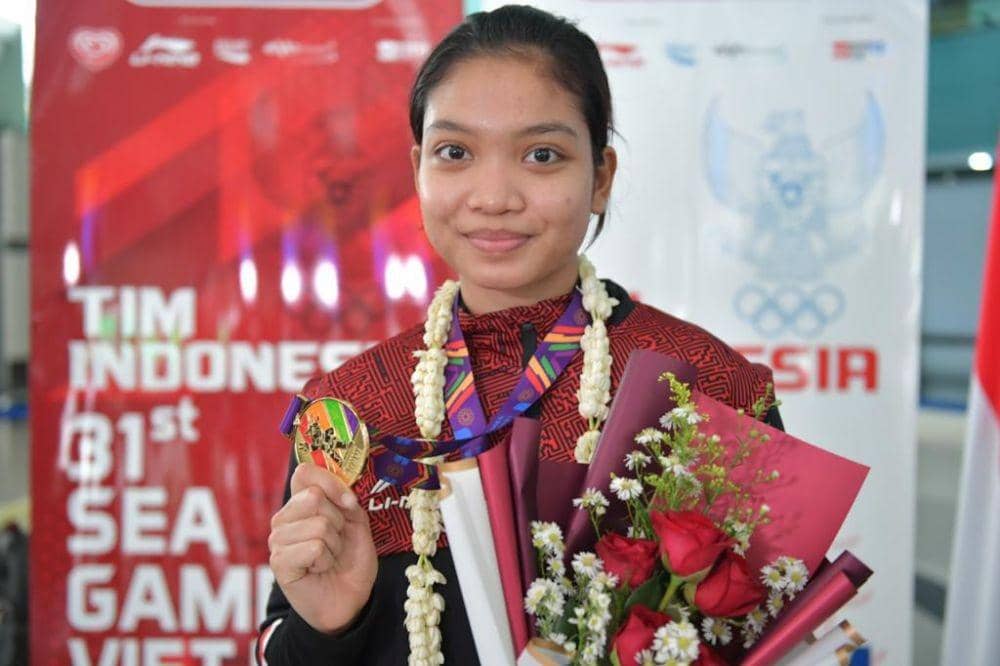 Mahasiswa UNAIR, Alisya Mellynar saat berhasil meraih medali emas di ajang Sea Games. (dok. Universitas Airlangga)