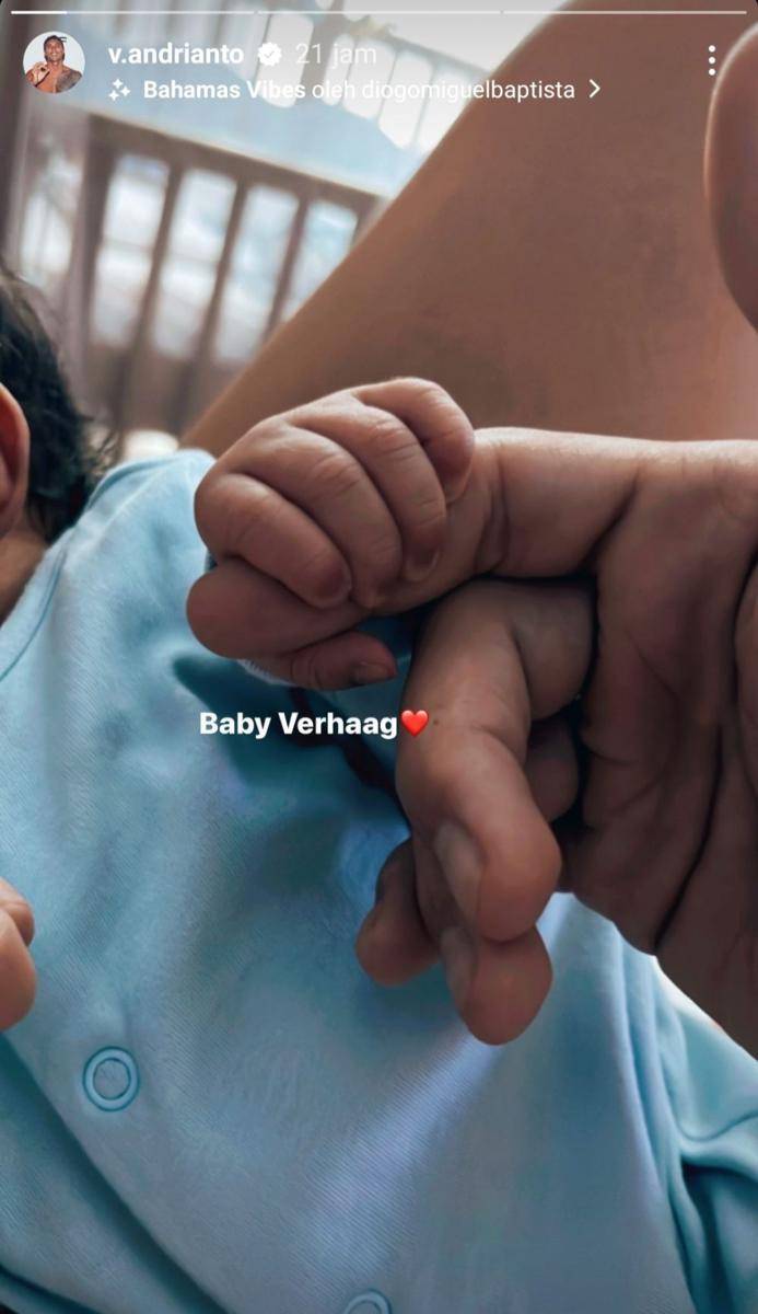 Vincent Verhaag momong anak. (instagram.com/v.andrianto)