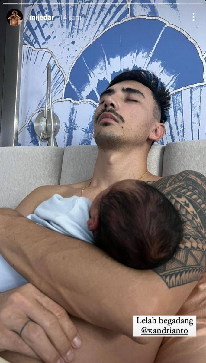 Vincent Verhaag momong anak. (instagram.com/inijedar)