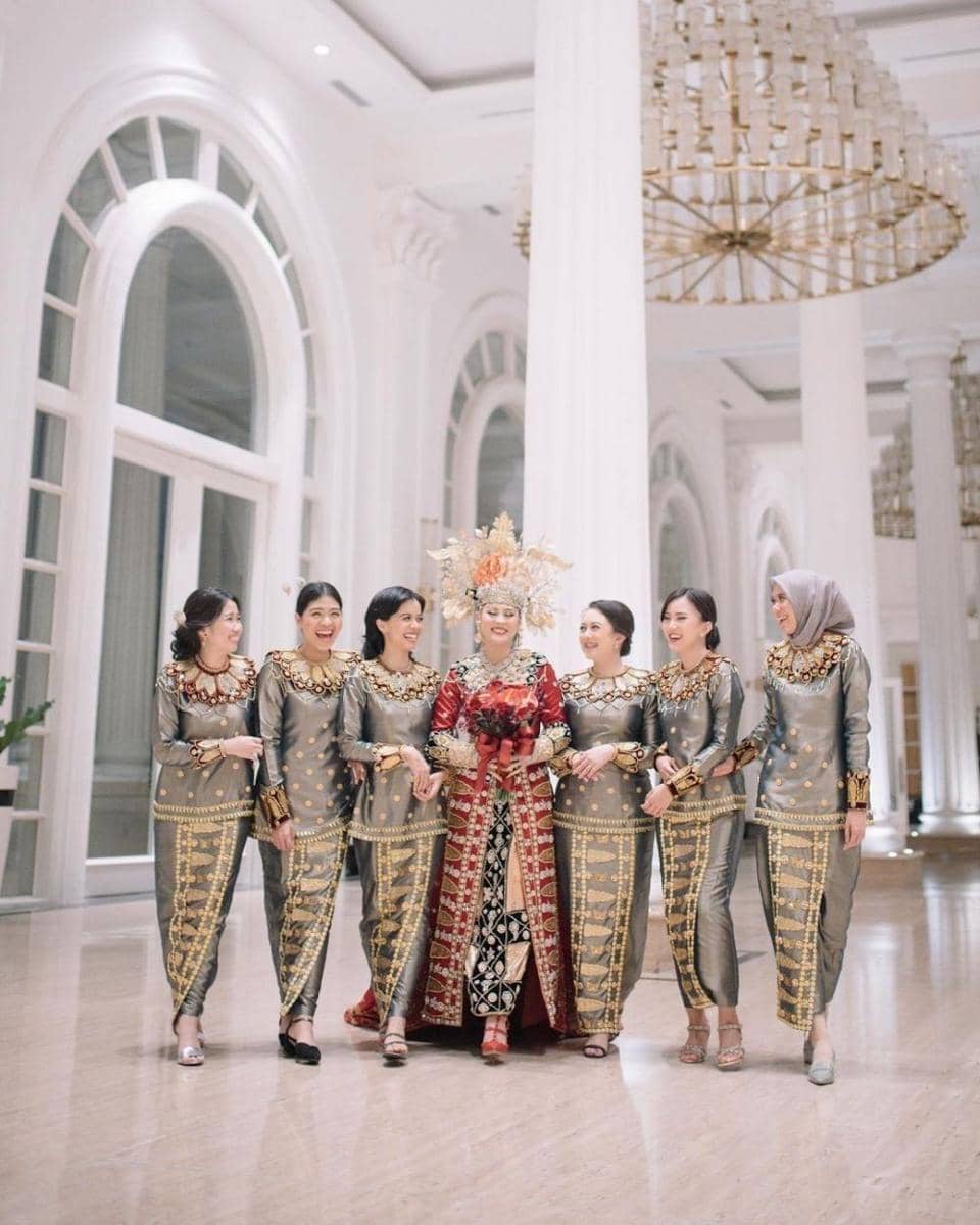 Baju Adat (instagram.com/kebayaoutfit)
