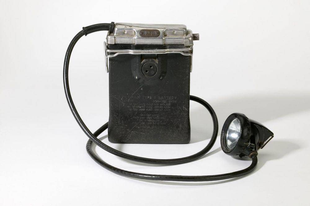 lampu penambang batubara, dengan baterai tipe R yang diproduksi oleh Oldham and Son, Denton, Manchester (dok. Science Museum Group Collection)